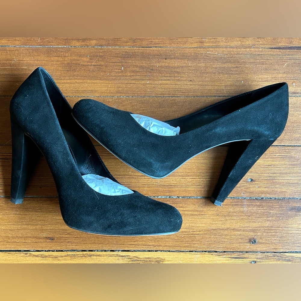 Banana Republic black suede pumps
